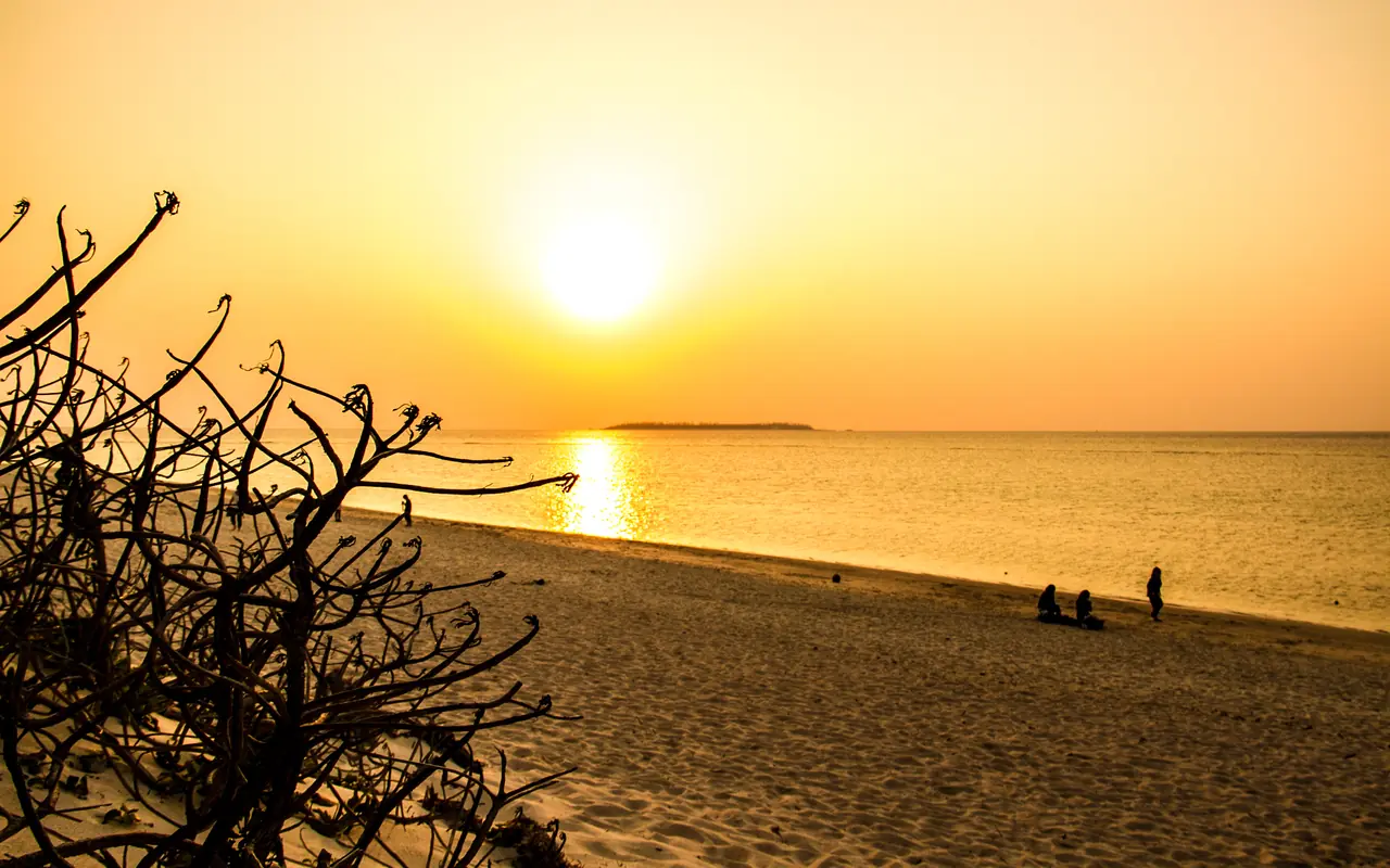 瀬底ビーチの夕日