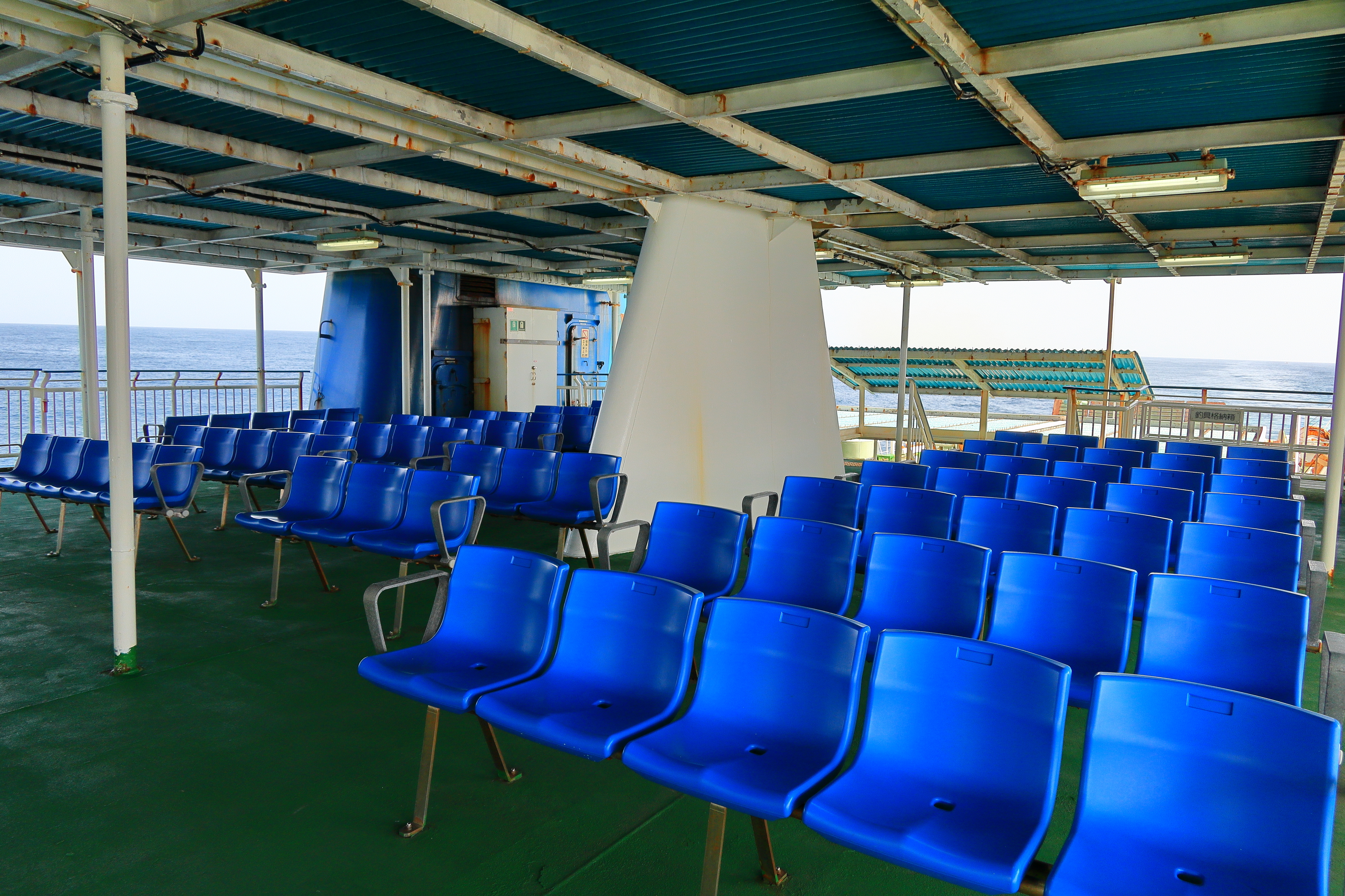 泊ふ頭ターミナル内の待合室・チケットカウンター