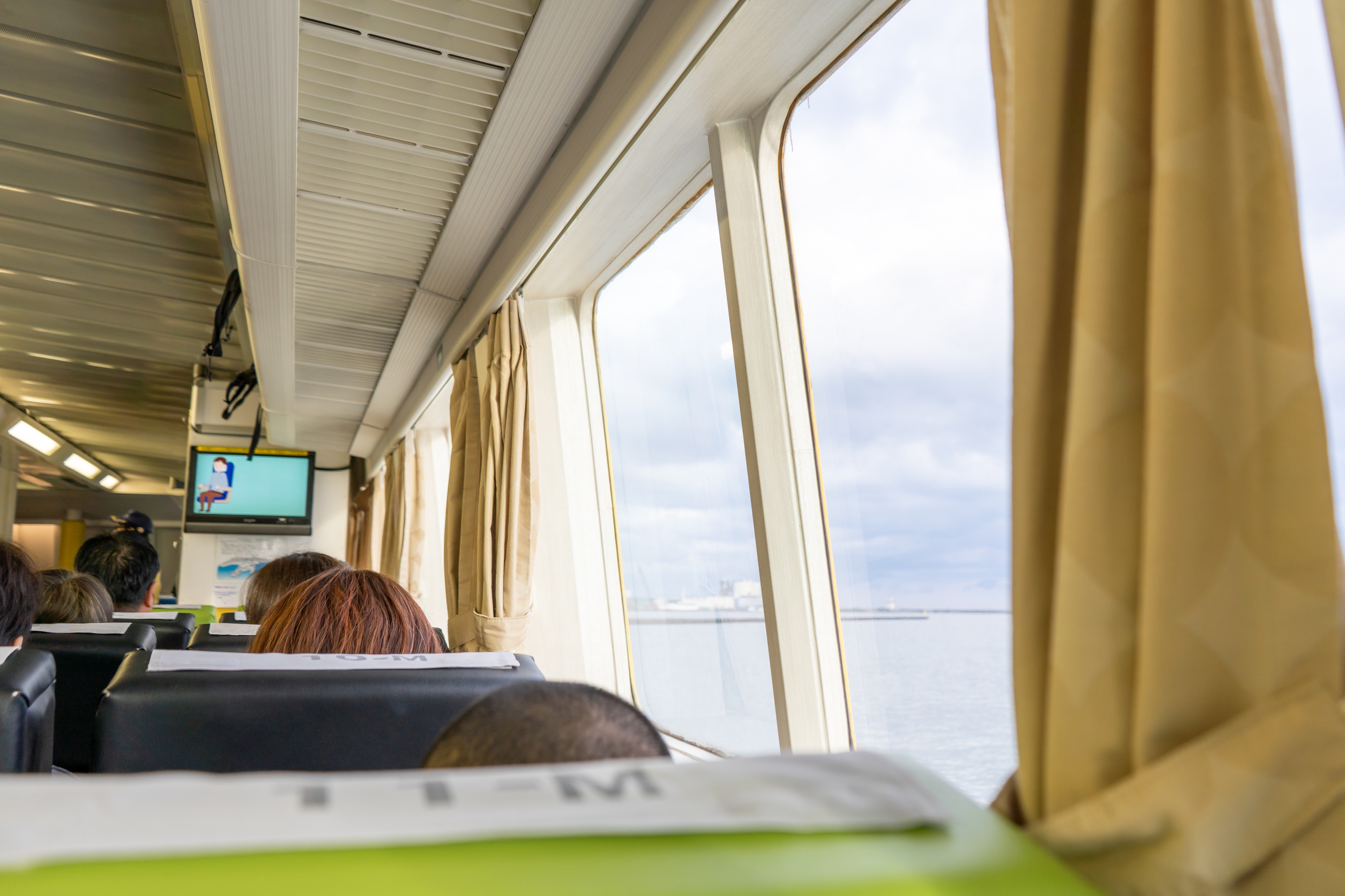 スマートフォンで旅行予約をする手元・オンライン予約イメージ