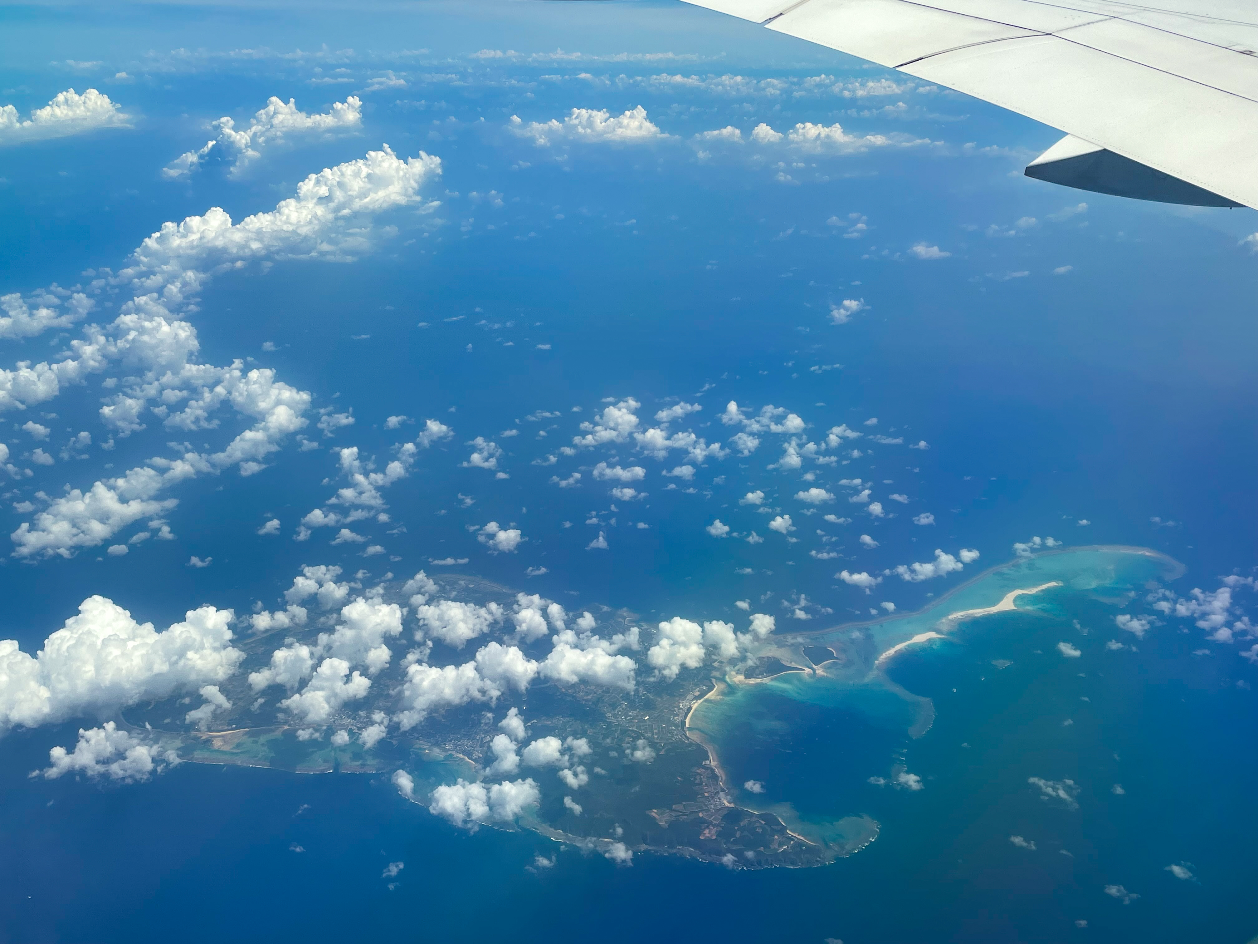上空から見た久米島の美しい海岸線と珊瑚礁