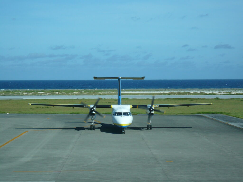 久米島空港に到着したRAC琉球エアーコミューターのプロペラ機、那覇から約30分のフライト