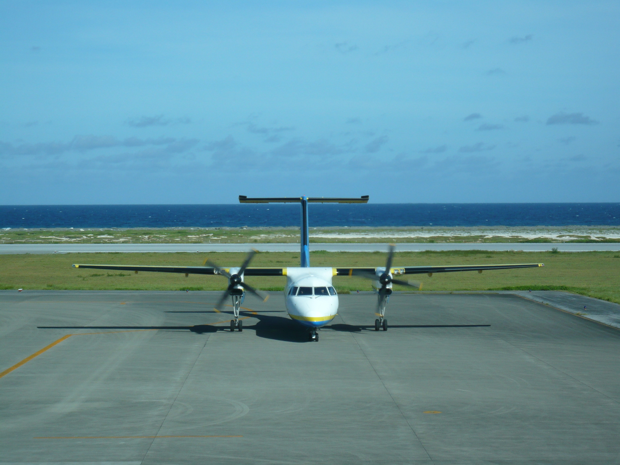 RAC琉球エアーコミューターのプロペラ機・久米島空港