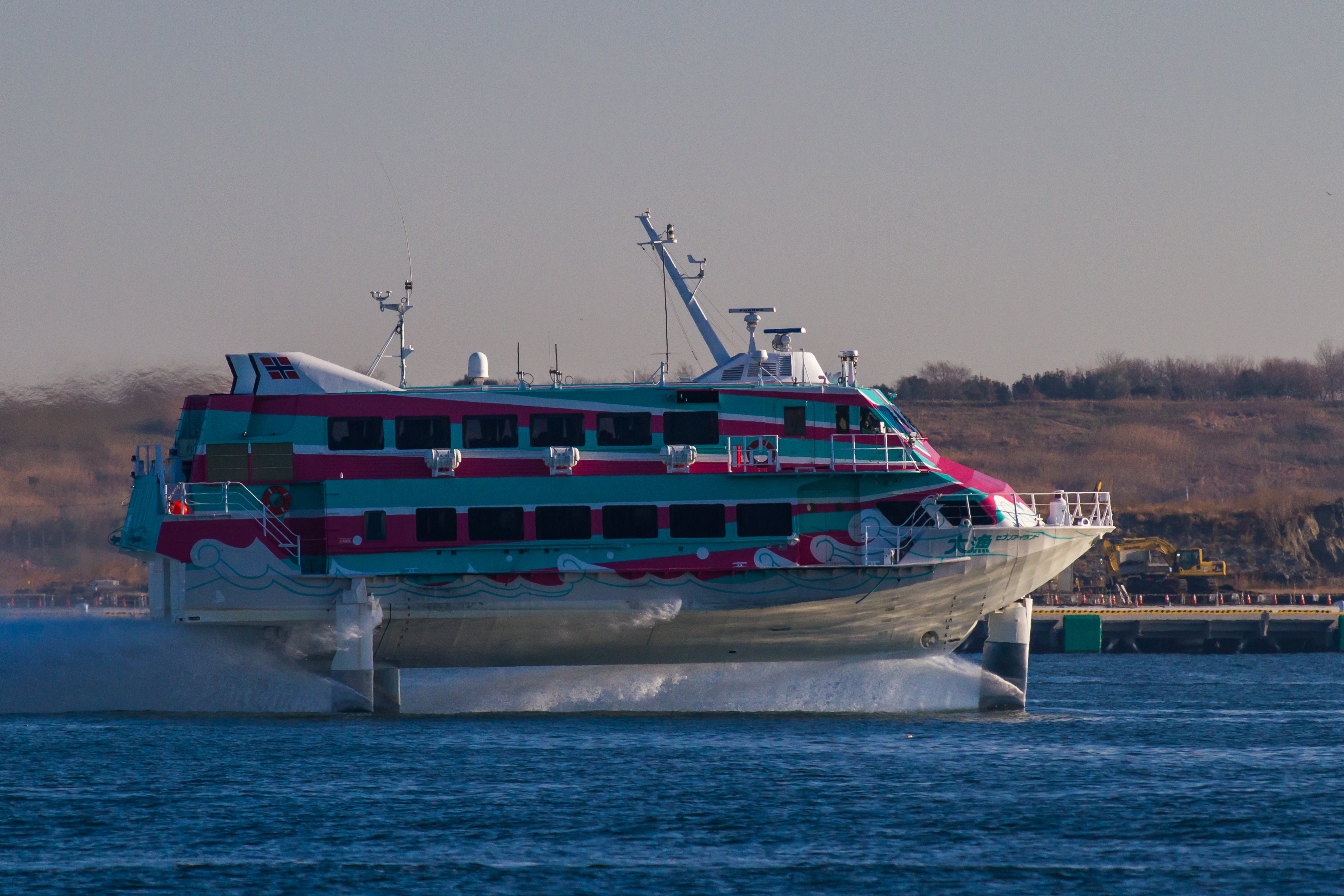 水中翼（ハイドロフォイル）技術により船体が海面上に浮上する仕組み