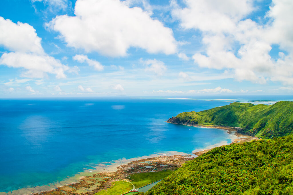 久米島・比屋定バンタから望む断崖絶壁と東シナ海の絶景、島内宿泊エリア選びの参考に
