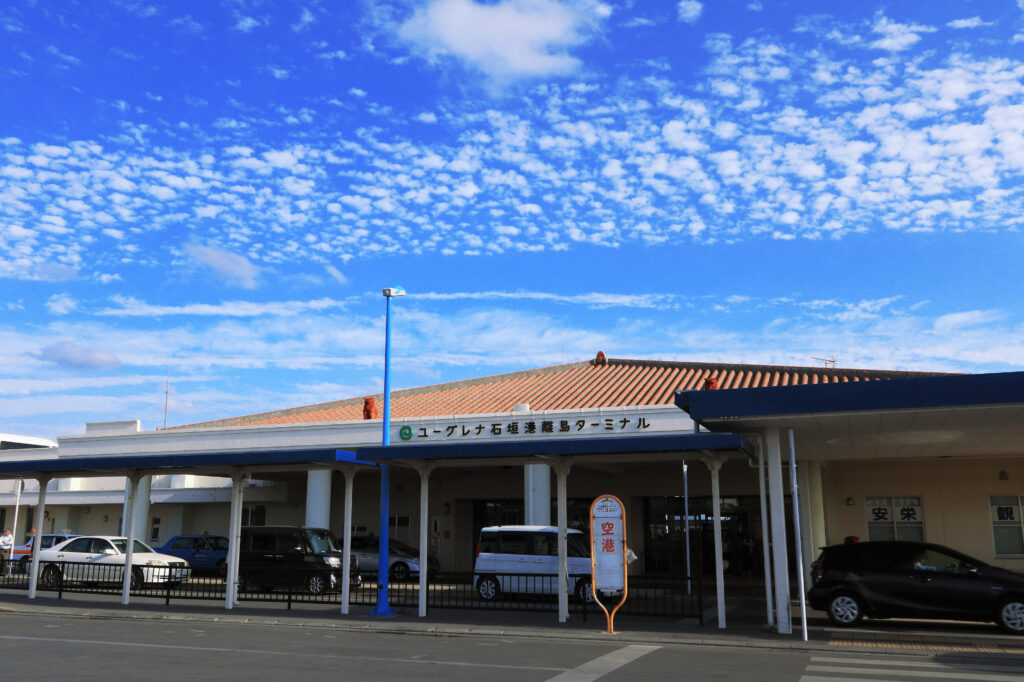 石垣港離島ターミナルの外観、沖縄離島観光の玄関口として多くの観光客が利用する交通拠点