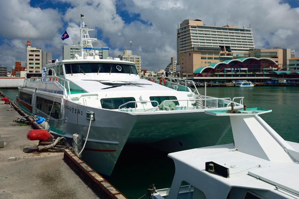 那覇・泊港に停泊する高速船と出発を待つ乗客の風景、久米島オーシャンジェットの発着拠点