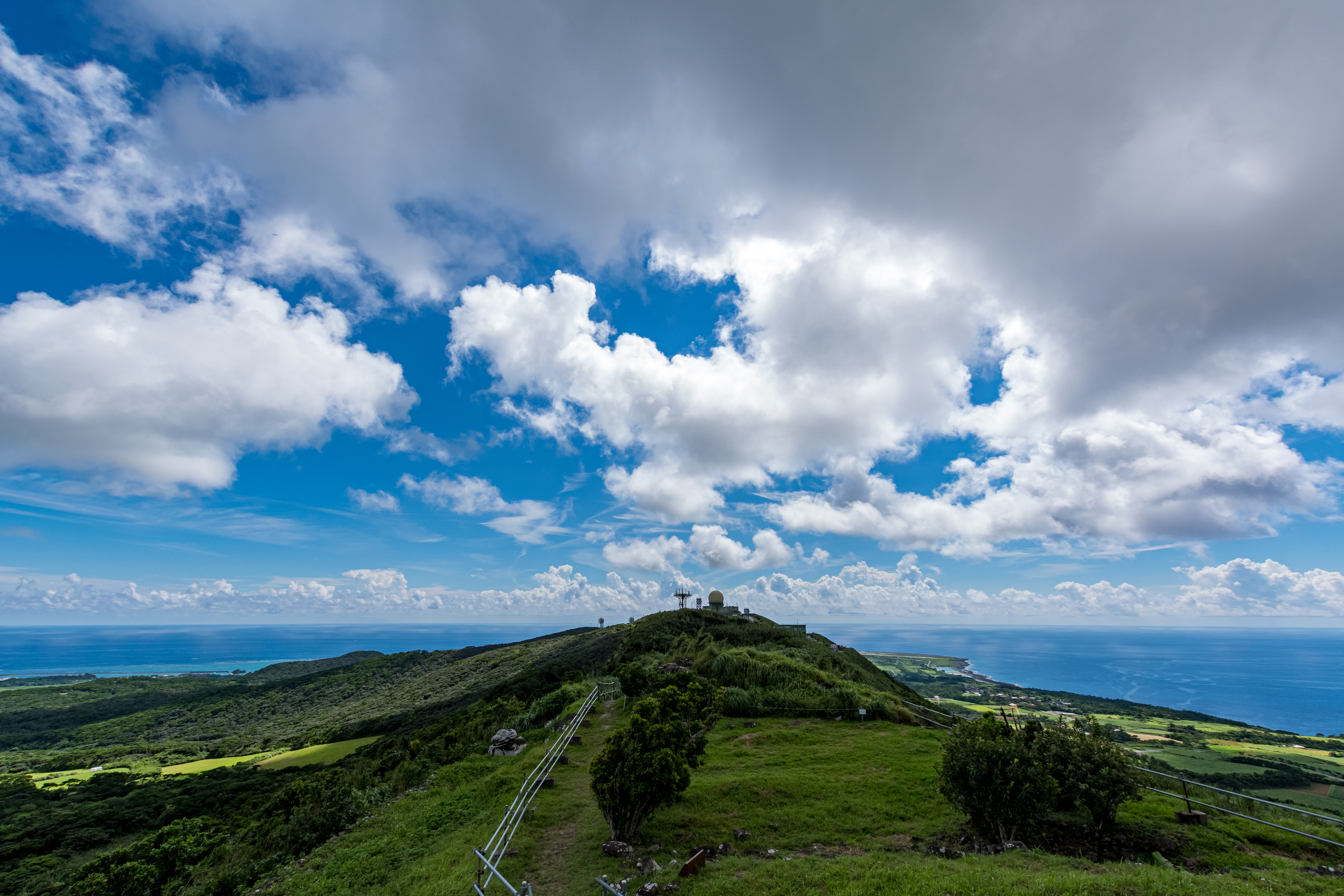 久米島の白い砂浜とエメラルドグリーンの海・GWビーチ
