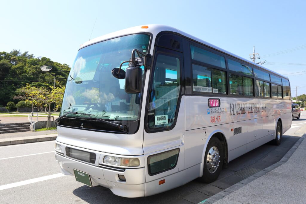 ジャングリア方面へ運行するやんばる急行バス、那覇から本部半島への公共交通アクセス手段