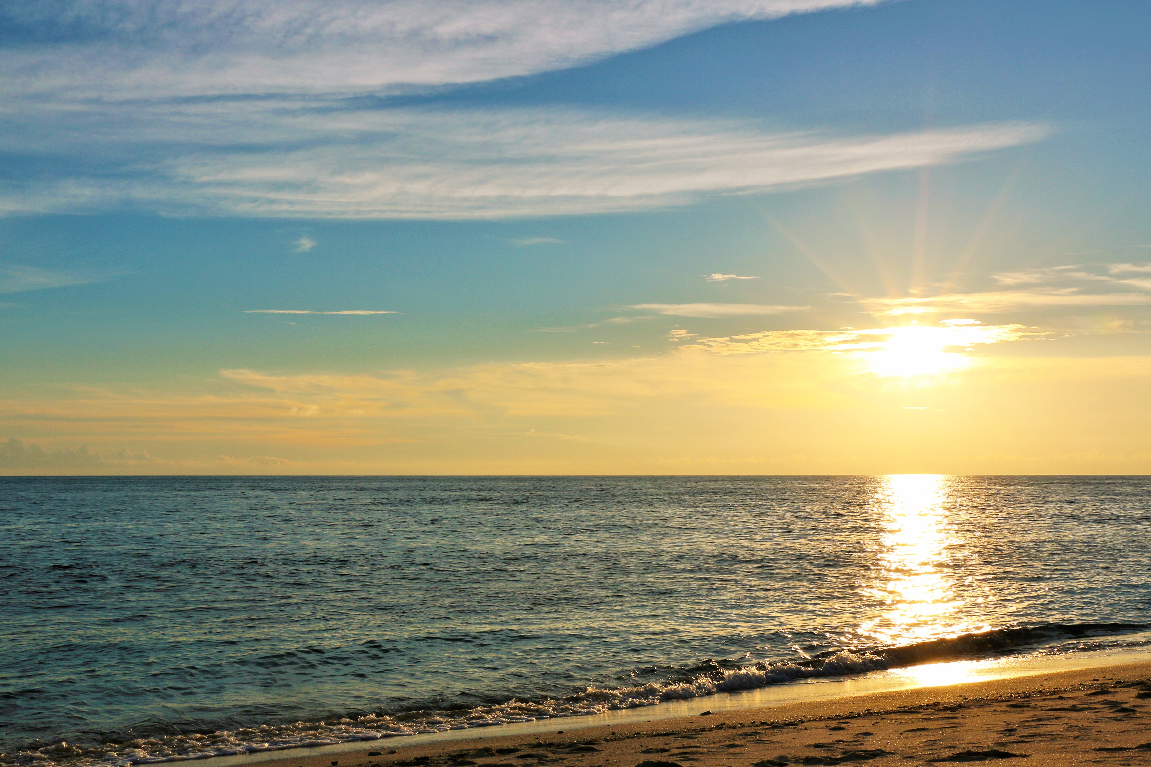 沖縄の美しい夕日と海・久米島オーシャンジェットで行く離島旅