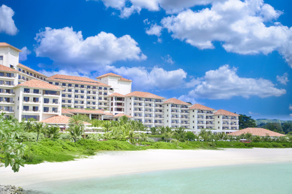 沖縄のリゾートホテルとプールサイド、久米島の高級リゾートステイのイメージ