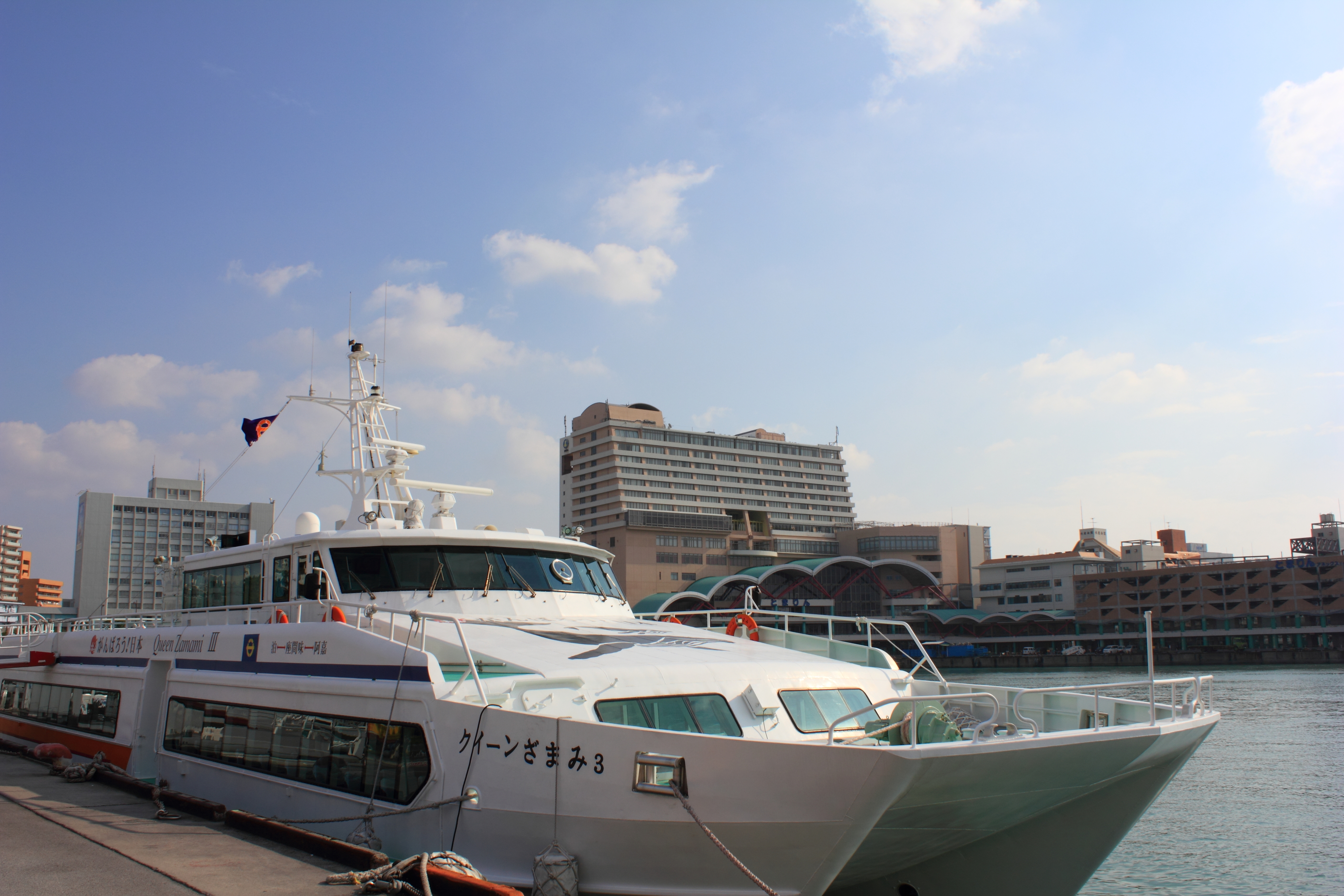 沖縄の高速船・エメラルドグリーンの海を航行する船