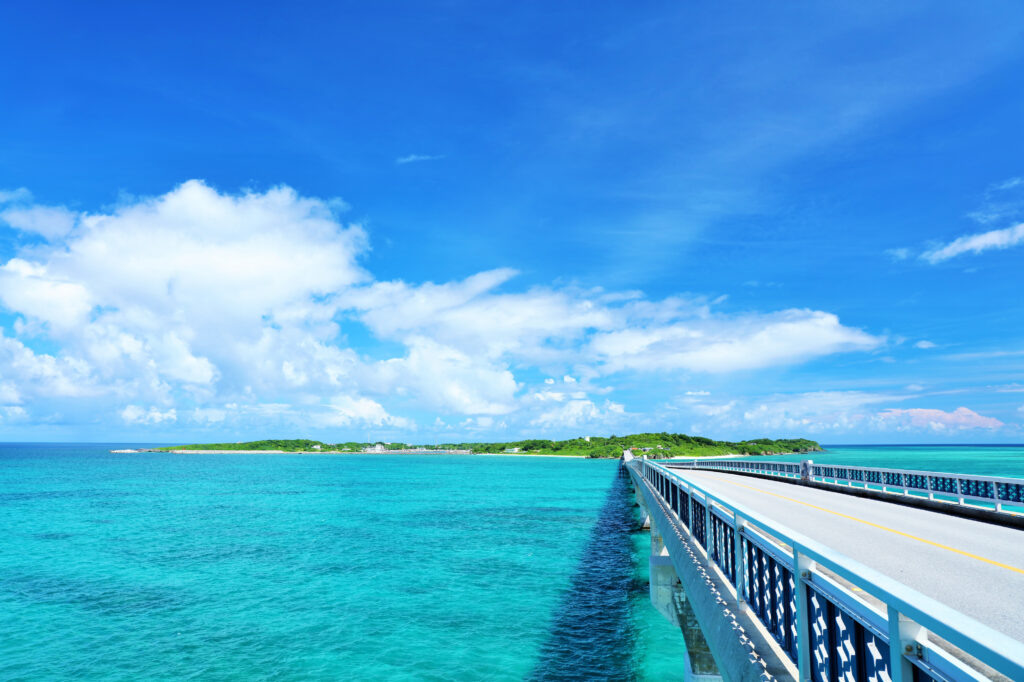 宮古島・池間大橋から望む宮古ブルーの海、飛行機でアクセスする離島の絶景スポット