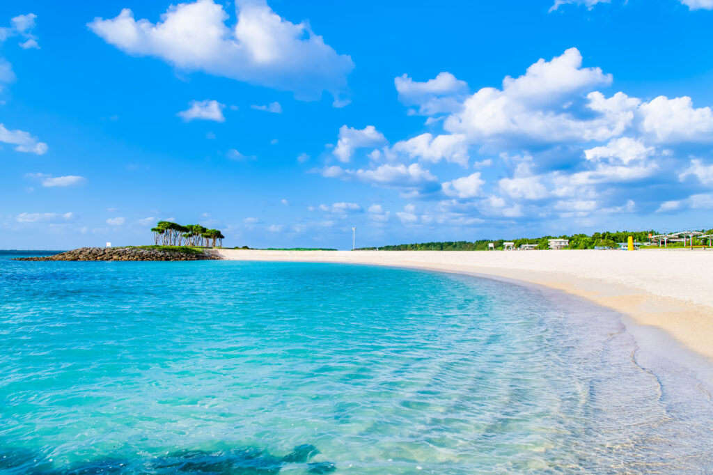 沖縄の海を高速で航行する水中翼船・久米島オーシャンジェット「つむぎ」