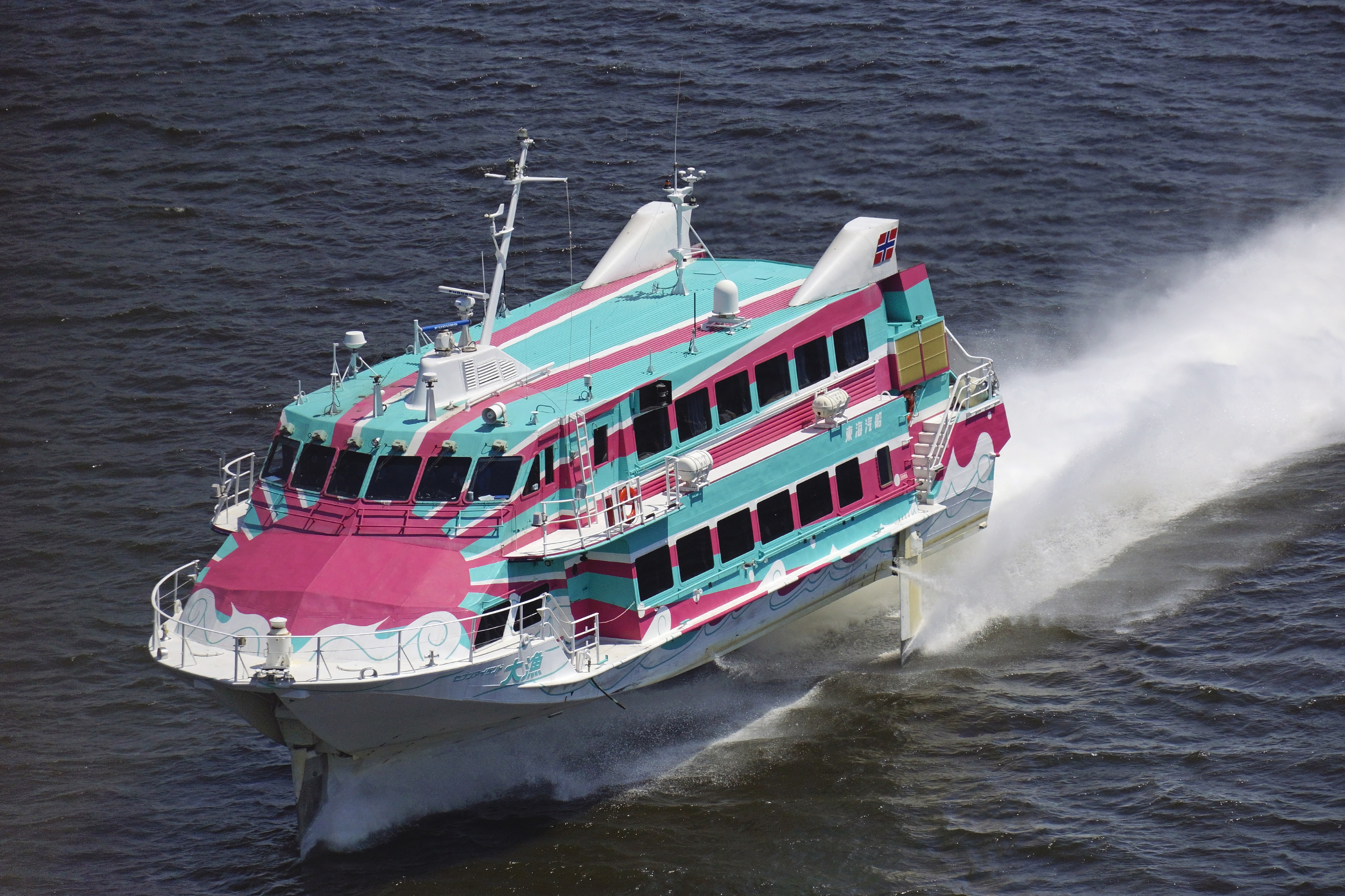 久米島オーシャンジェットの高速船つむぎが航行するイメージ
