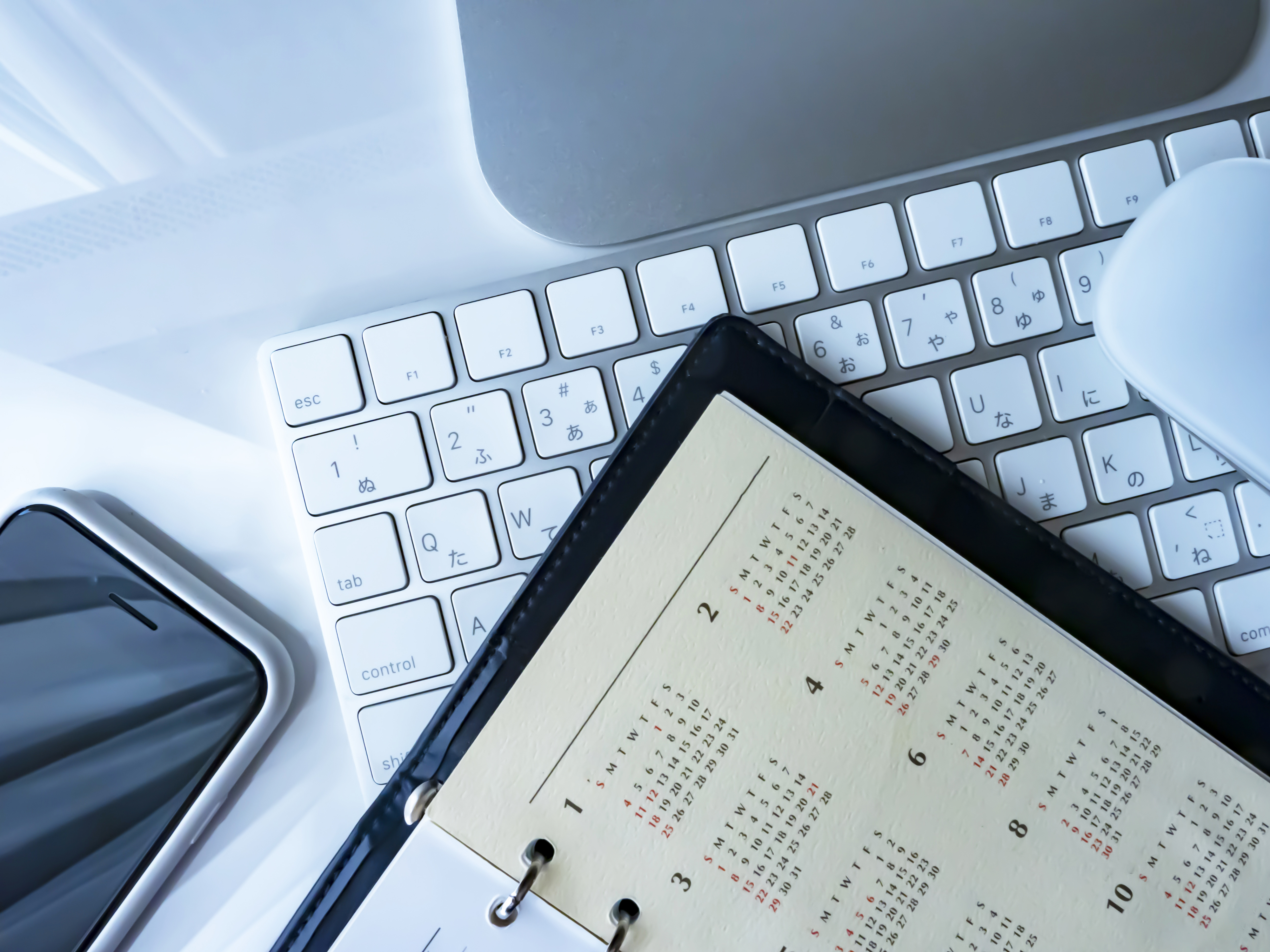 カレンダーとスマホを使った予約計画のイメージ