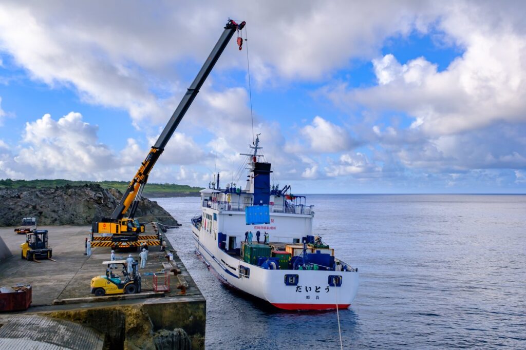 沖縄県南大東島のフェリー荷揚げ風景（イメージ）