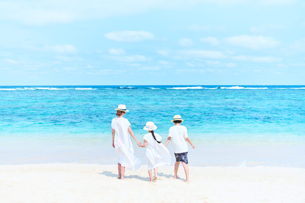 沖縄の海で遊ぶ親子・ファミリー