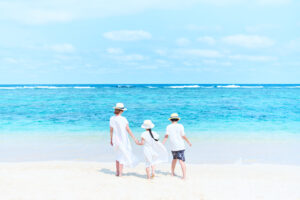 沖縄の海で遊ぶ親子・ファミリー