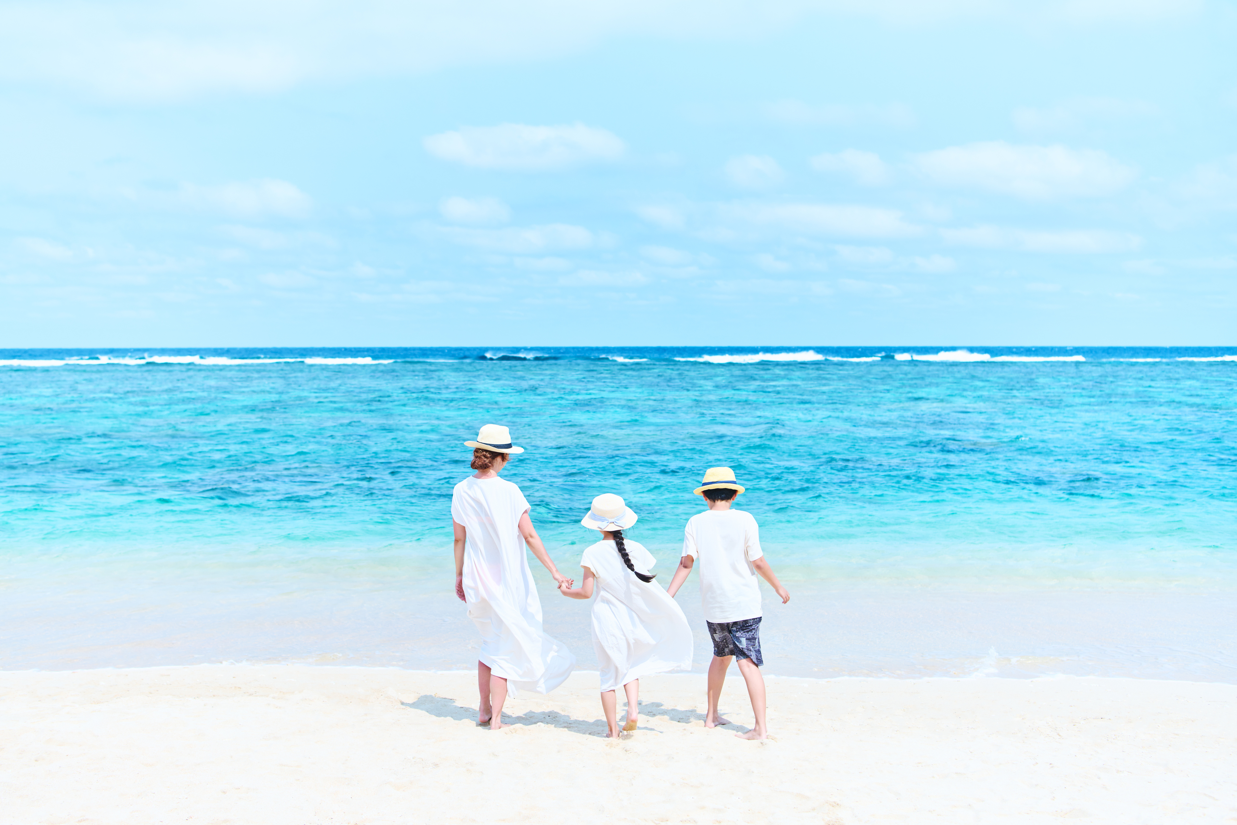沖縄の海で遊ぶ親子・ファミリー