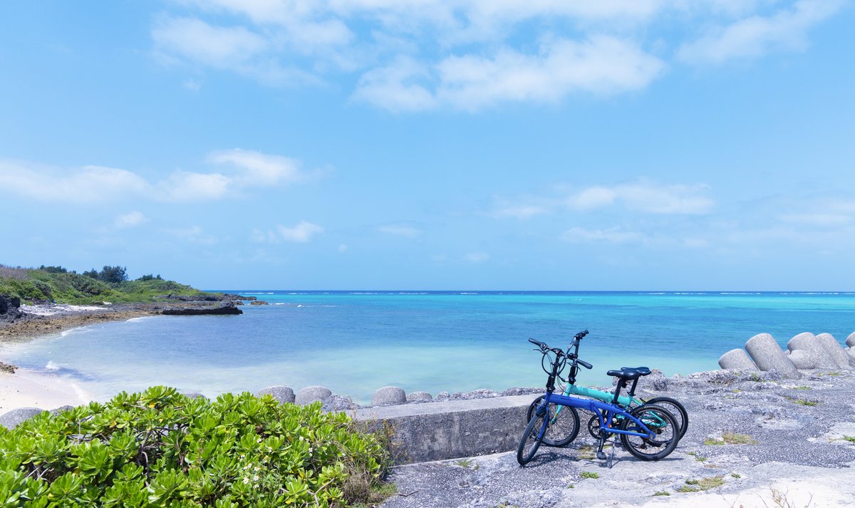 沖縄の海沿いをサイクリング（イメージ）