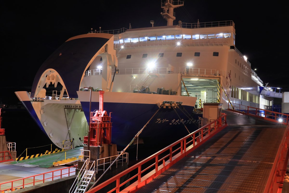 カーフェリーに乗船する車両（イメージ）