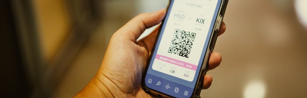 QRコードで乗船する旅行者（イメージ）