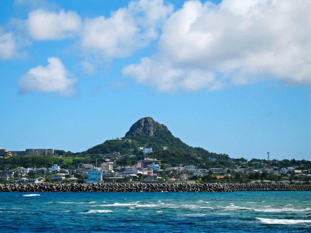伊江島の城山タッチュー（イメージ）