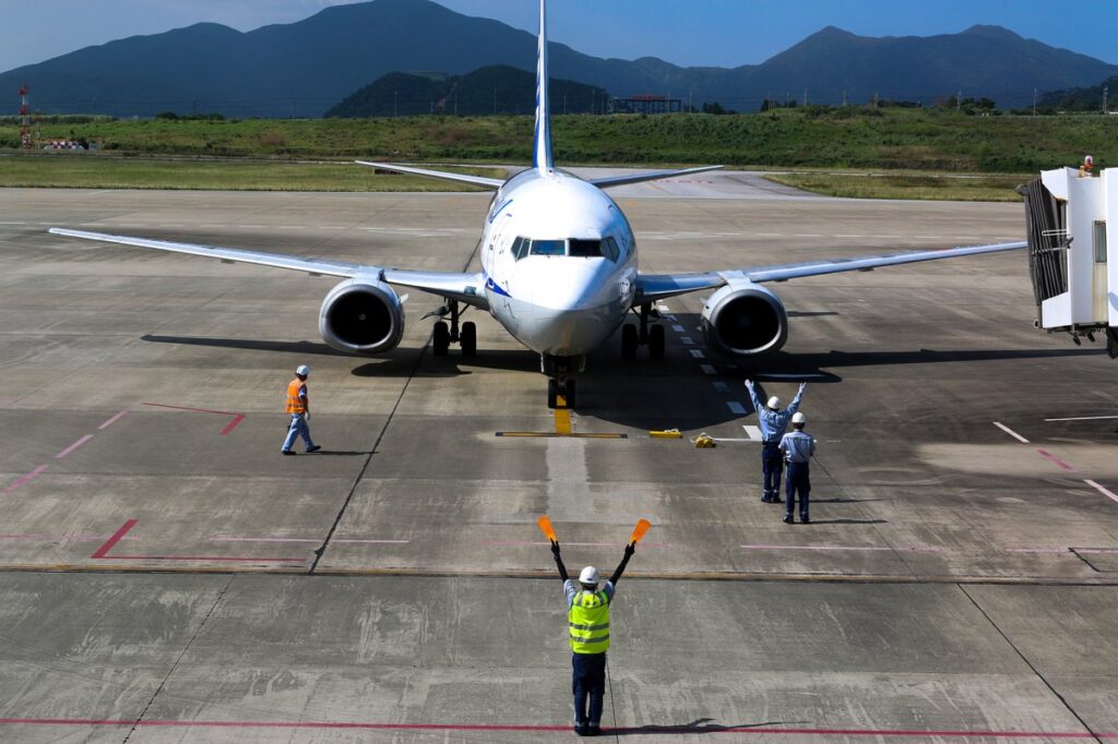 飛行機とフェリーの比較（イメージ）