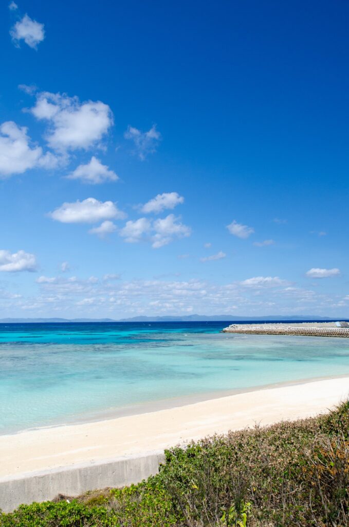 沖縄県波照間島のニシ浜ビーチと透明な海（イメージ）