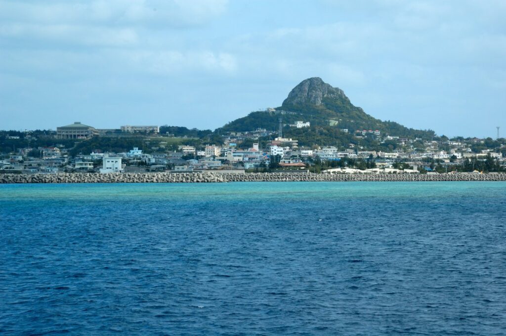 沖縄県伊江島のタッチューと青い海（イメージ）