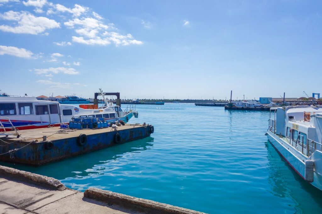 沖縄県石垣島の離島ターミナルと青い海（イメージ）