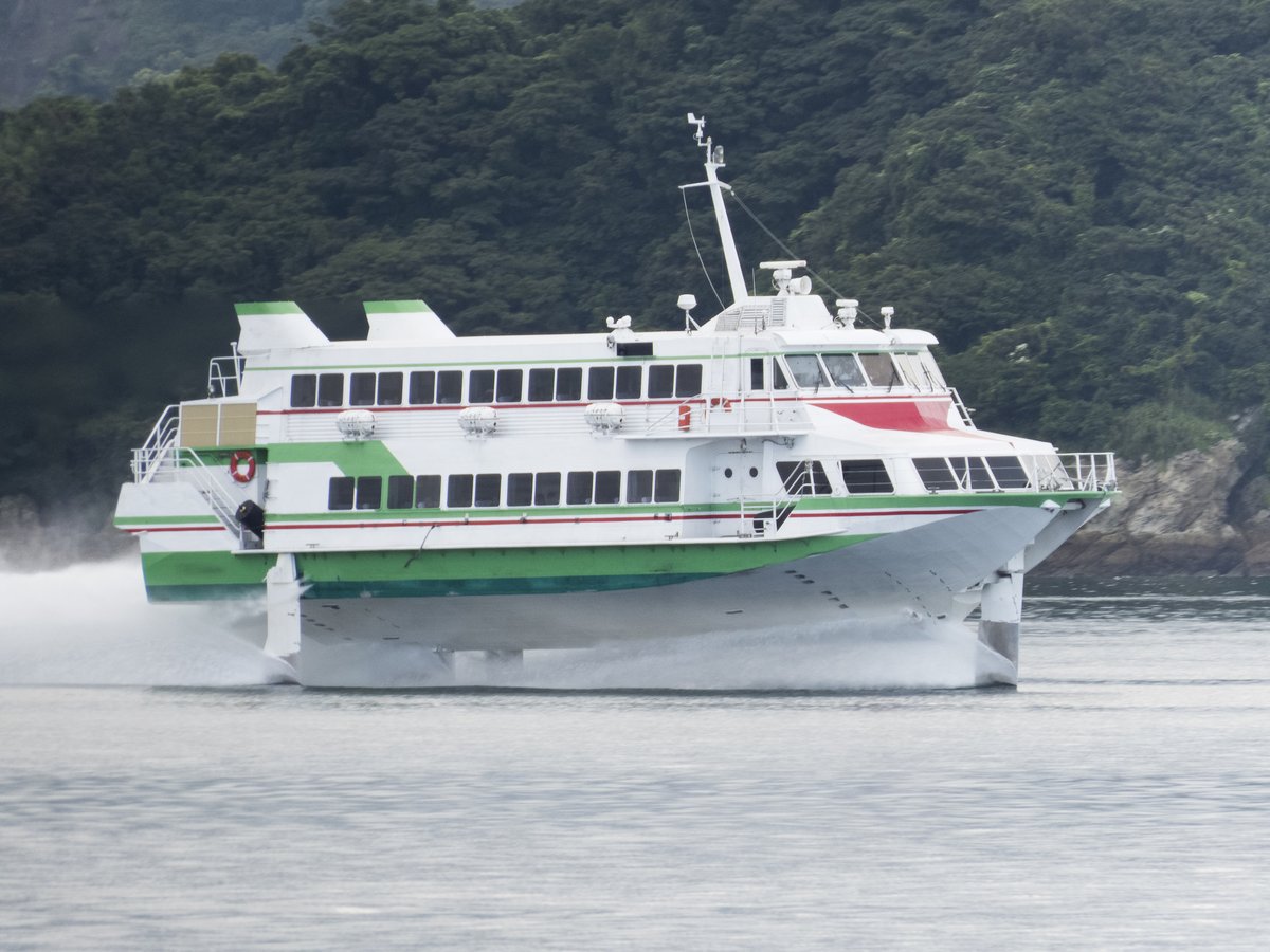 青い海を疾走するジェットフォイル高速船（イメージ）