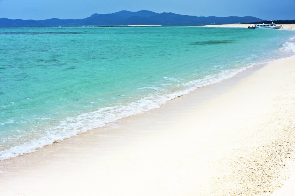 エメラルドグリーンの海に浮かぶはての浜（イメージ）