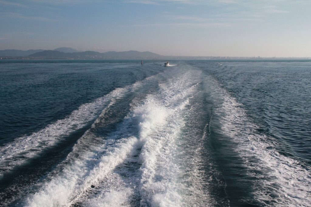 沖縄の海を走る高速船の航跡（イメージ）