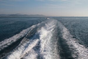 沖縄の海を走る高速船の航跡（イメージ）