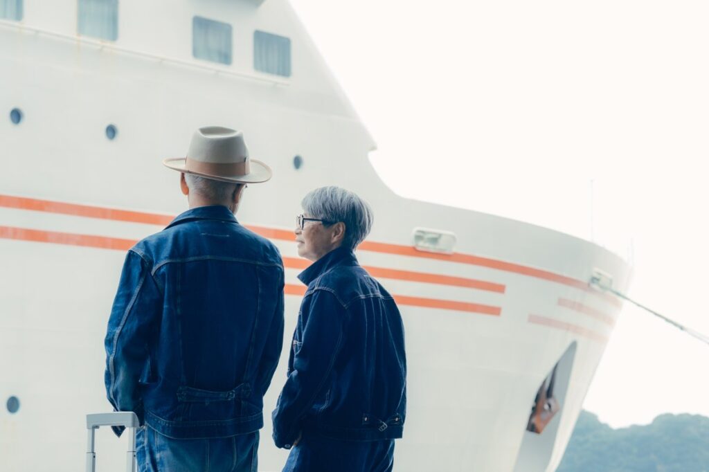 船旅を楽しむシニア夫婦（イメージ）