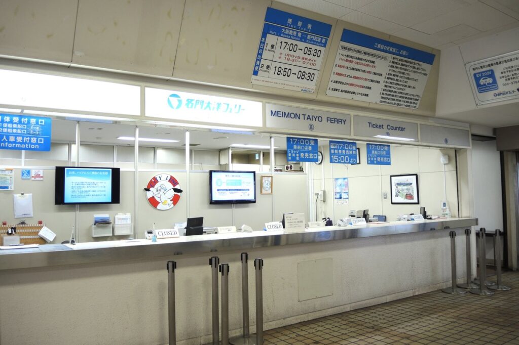 フェリーターミナルのチケットカウンター（イメージ）