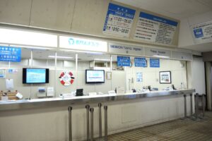 フェリーターミナルのチケットカウンター（イメージ）