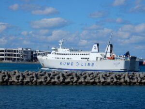 那覇港を出港するフェリー（イメージ）