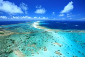 沖縄県久米島ハテの浜の空撮と青い海（イメージ）