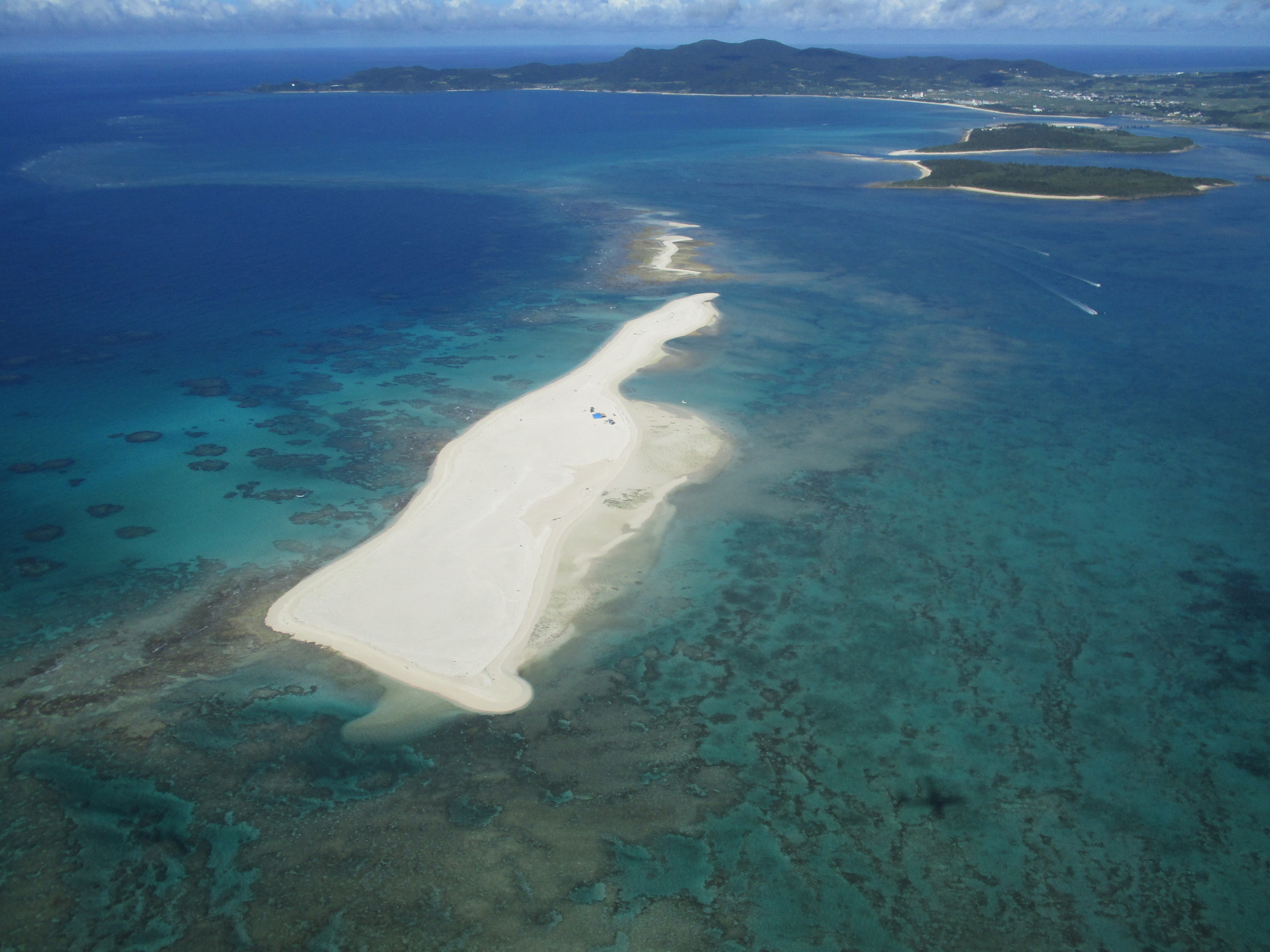 久米島のはての浜と奥武島を上空から望む絶景