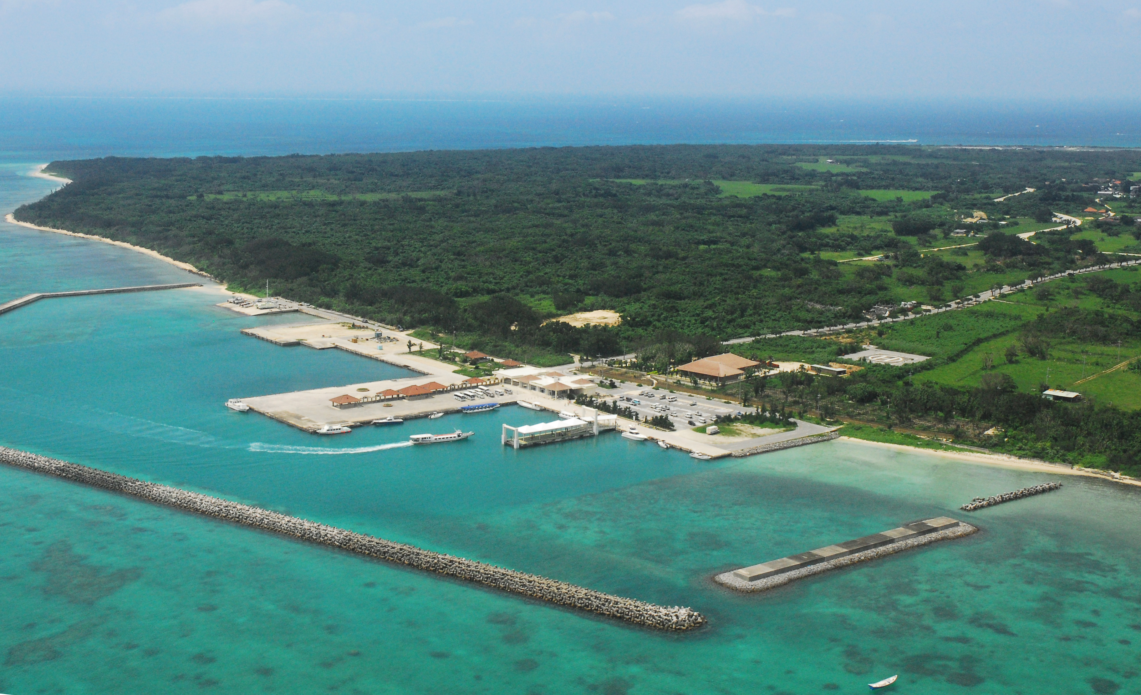 久米島オーシャンジェットの基本情報と竹富島の港の風景