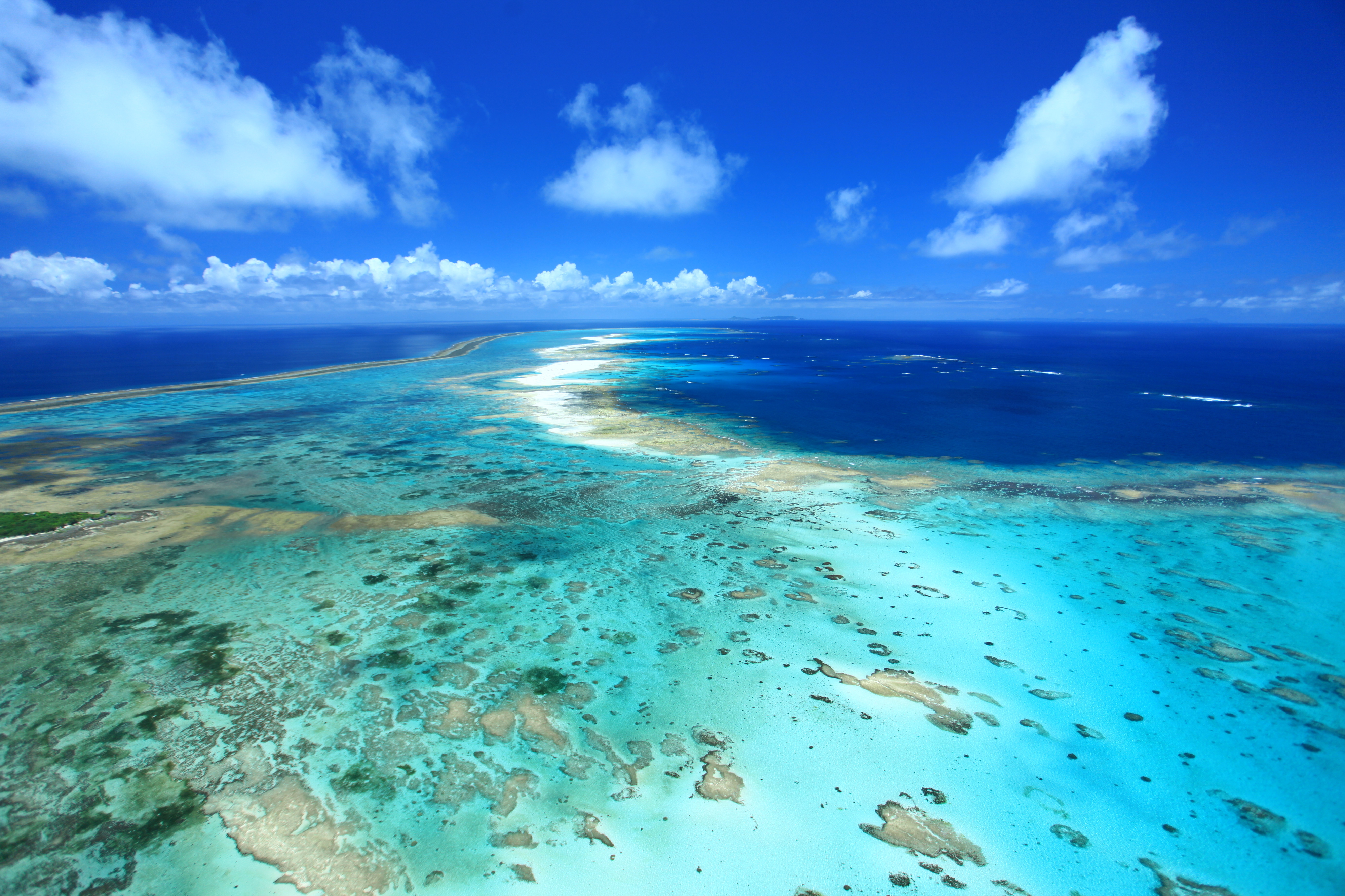 久米島旅行プランに最適なハテの浜の美しい空撮写真