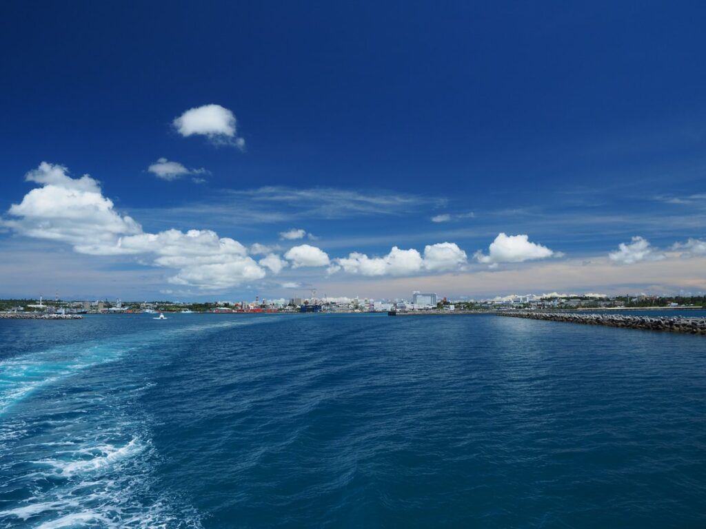 沖縄県宮古島の平良港と停泊する船（イメージ）