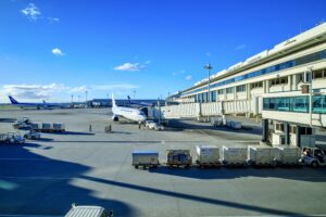 那覇空港で出発準備をする国内線旅客機