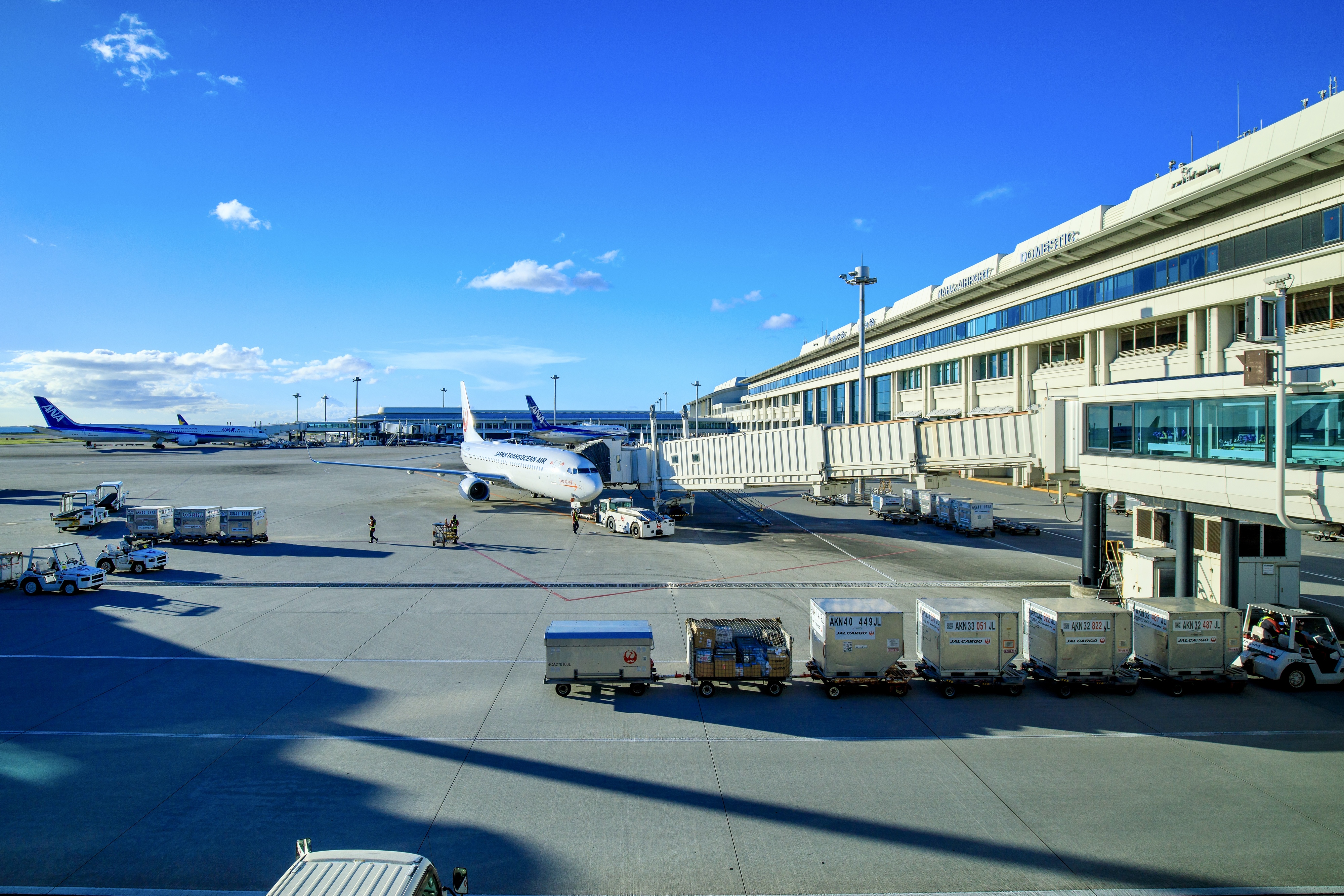 那覇空港で出発準備をする国内線旅客機