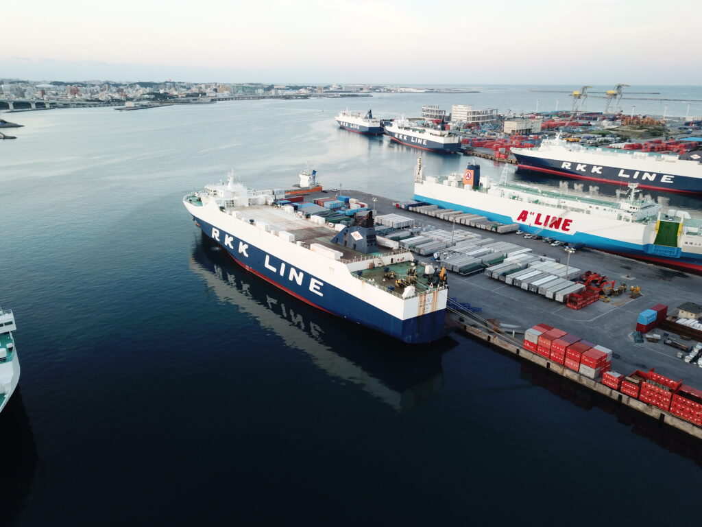 那覇市安謝新港の港湾風景