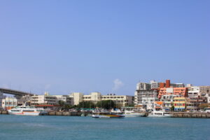 那覇市泊ふ頭（とまりん）のターミナルビルと港の全景
