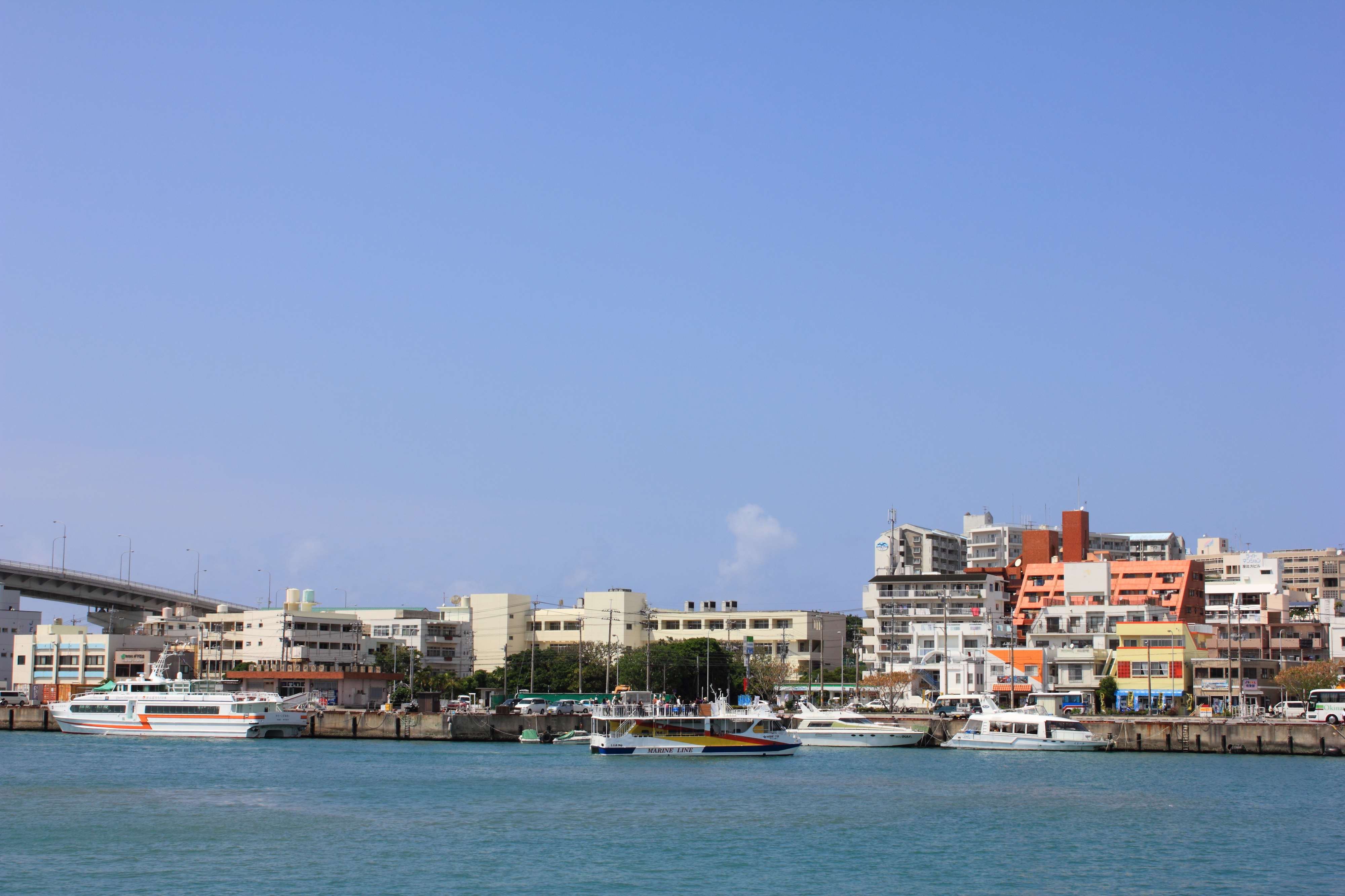那覇市泊ふ頭(とまりん)のターミナルビルと港の全景