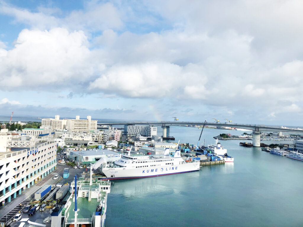 泊港に停泊する沖縄離島行きの船舶